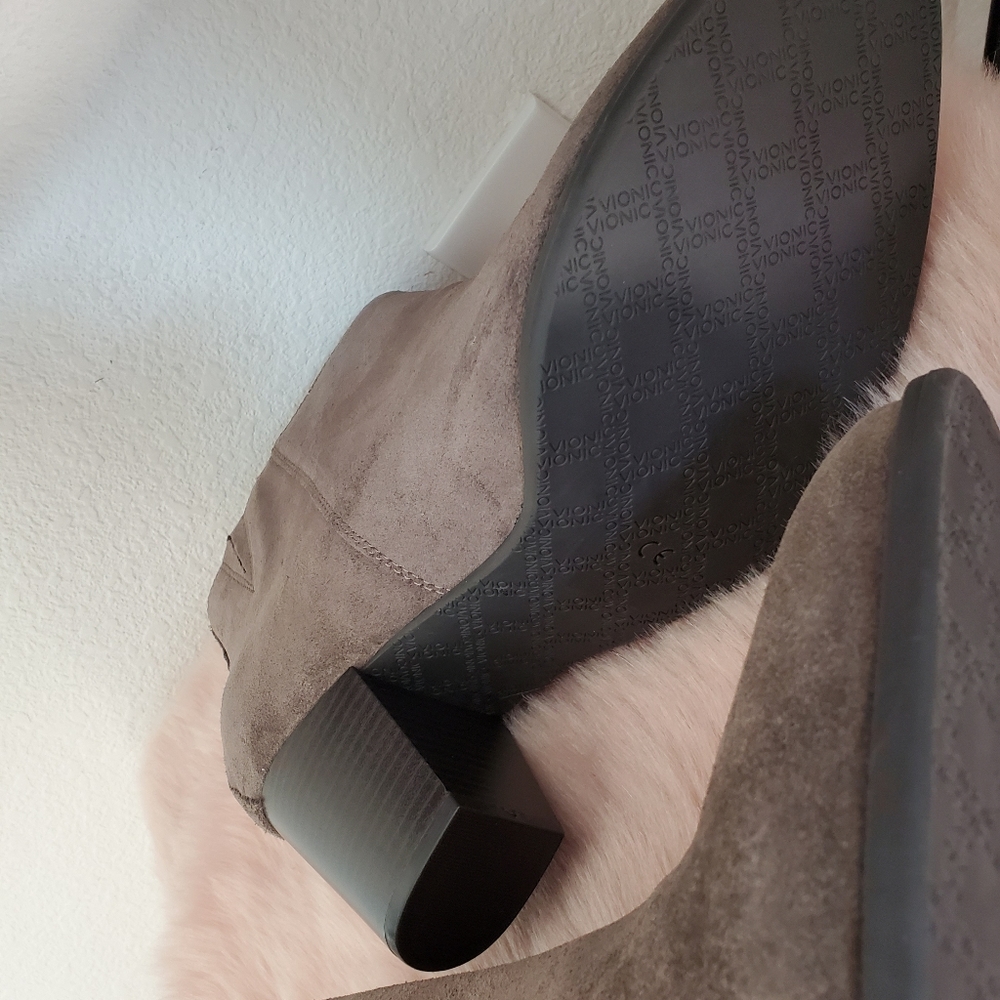 Vionic Ankle Boots for women size 12W. - Picture 4 of 13